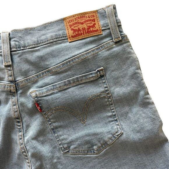 New Levi’s Mid Length Shorts Light Blue Denim Jean Women’s Sz 31 Stretch Cuffed - Picture 5 of 5